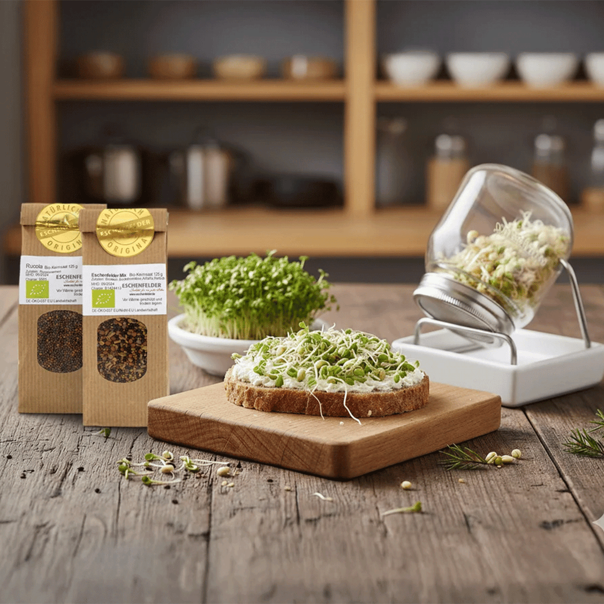 Eschenfelder Sprossenglas mit Keimling im Anzuchtständer, Bio-Kernsaat-Tüten und Butterbrot mit Sprossen auf Holzbrett