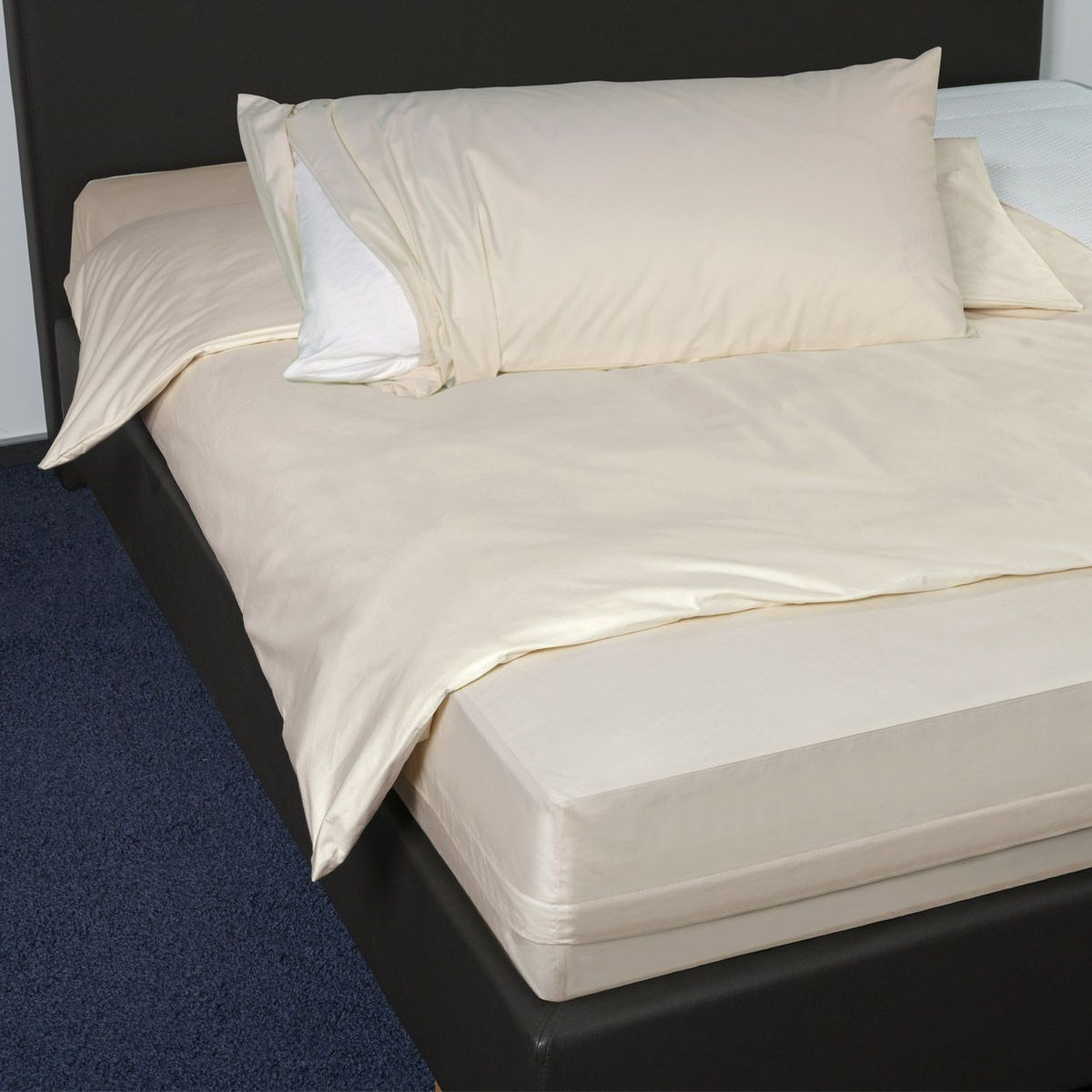 Softsan Bio Cotton Encasing-Set aus Matratzen-, Kissen- und Bettdeckenbezug, cremefarben, auf Bett bezogen