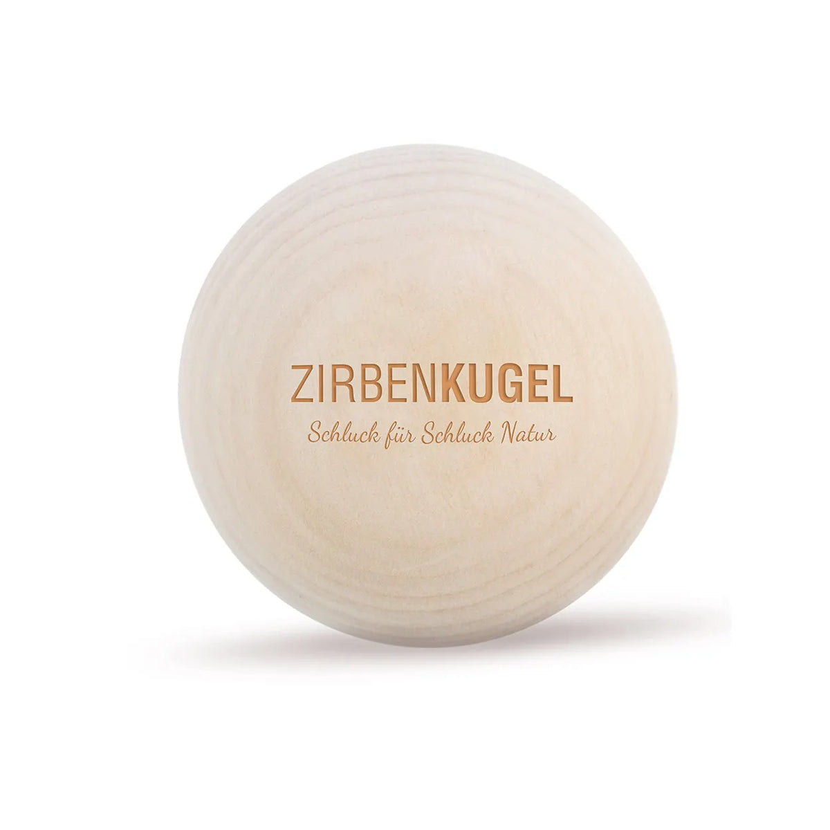 ZirbenFamilie Zirbenkugel aus hellem Holz mit Gravur „Schluck für Schluck Natur“, Frontalansicht
