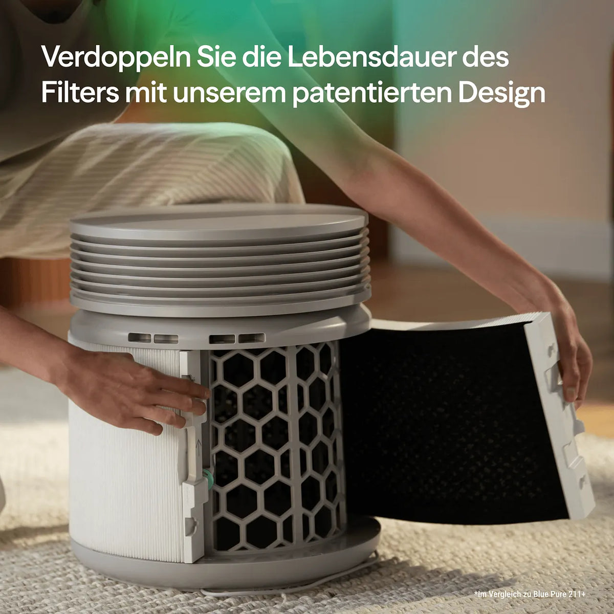 Hände setzen den Blueair Blue Signature Ersatzfilter mit Wabenstruktur in den Luftreiniger ein, Grafiktext zur Filter-Lebensdauer