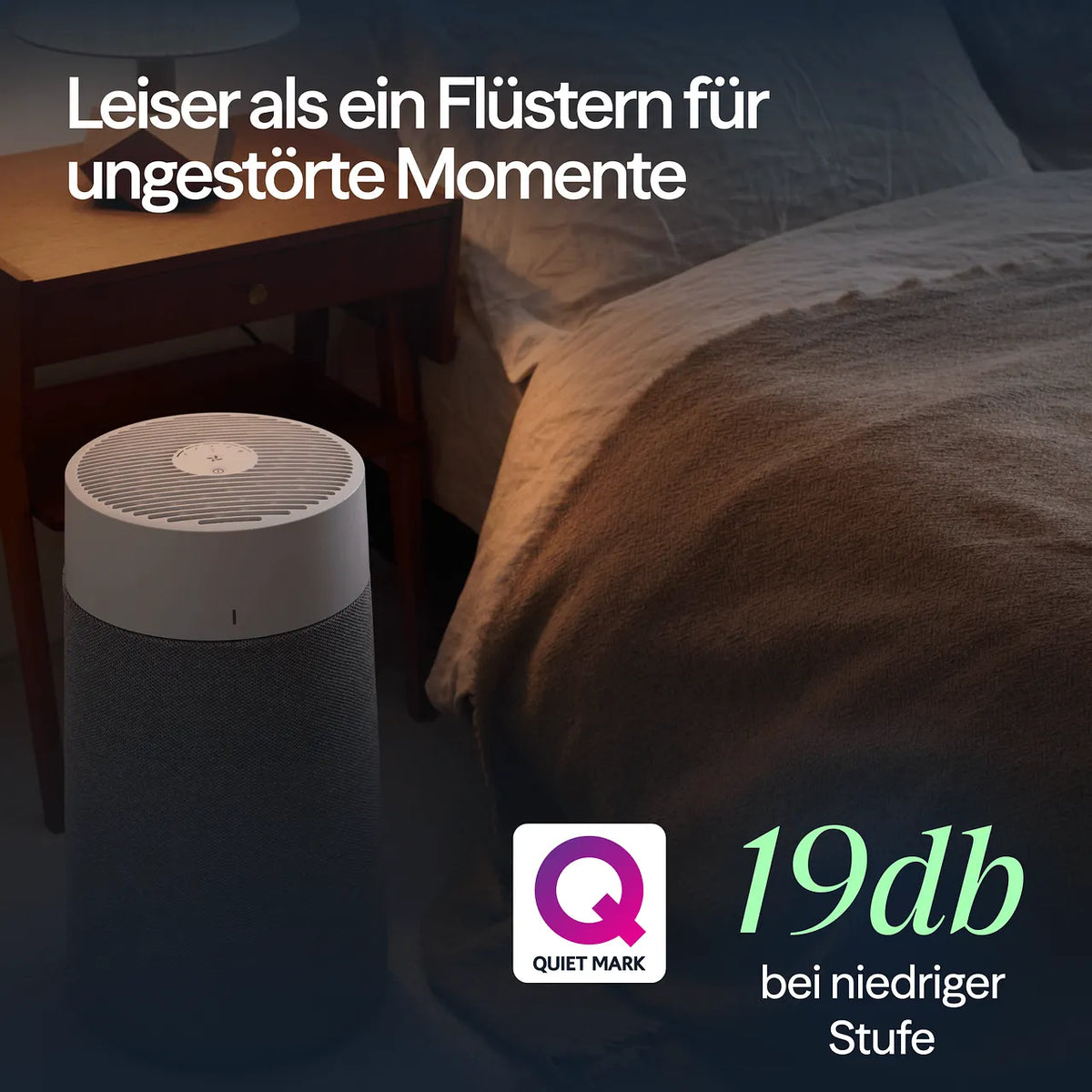 Blueair Luftreiniger neben Bett im Schlafzimmer, Grafik „Quiet Mark“-Siegel und Hinweis „19db bei niedriger Stufe“