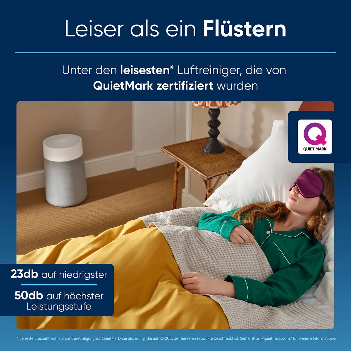 Grafik „Leiser als ein Flüstern“ mit Blueair Luftreiniger im Schlafzimmer, Frau mit Schlafmaske im Bett, QuietMark-Siegel und Dezibelwerten 23db/50db