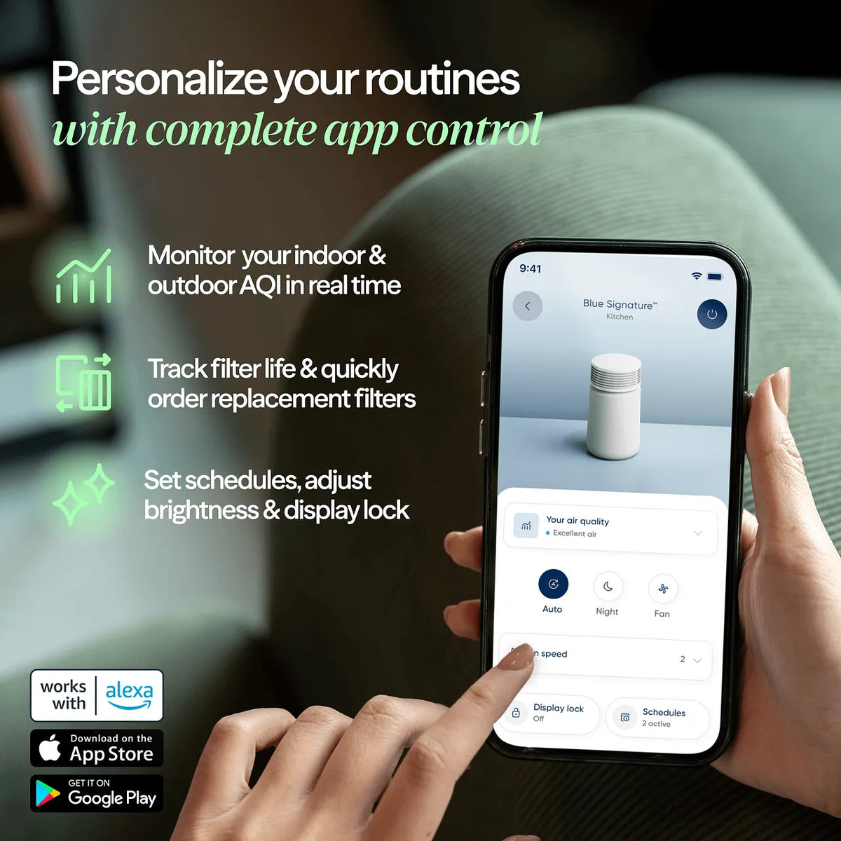 Hand hält Smartphone mit Blueair-App zur Steuerung des Blue Signature Luftreinigers, Grafik mit App-Funktionen
